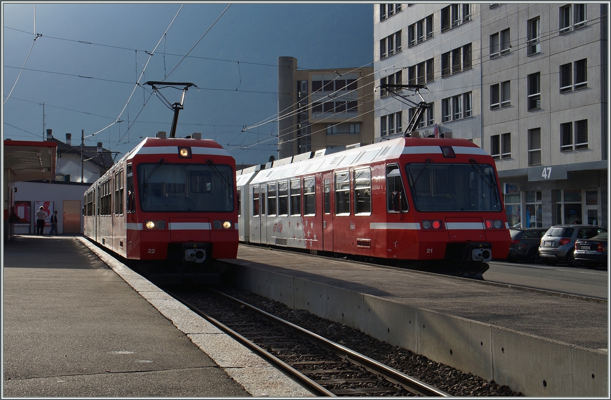 In der Regel übernimmt der aus Richtung Le Châtelard ankommende Triebwagen den Dienst für die Rückfahrt. Doch wenn wie heute der Fahrzeugumlauf eine Änderung erfährt kommt es zu der eher seltenen Situation, dass in Martigny gleich beide Schmalspurgleise belegt sind. Während der Beh 4/8 21 als Regionalzug 26245 in Martingy endet, wartet der Beh 4/8 22 auf die baldige Abfahrt nach Vallorcine. 
28. August 2015