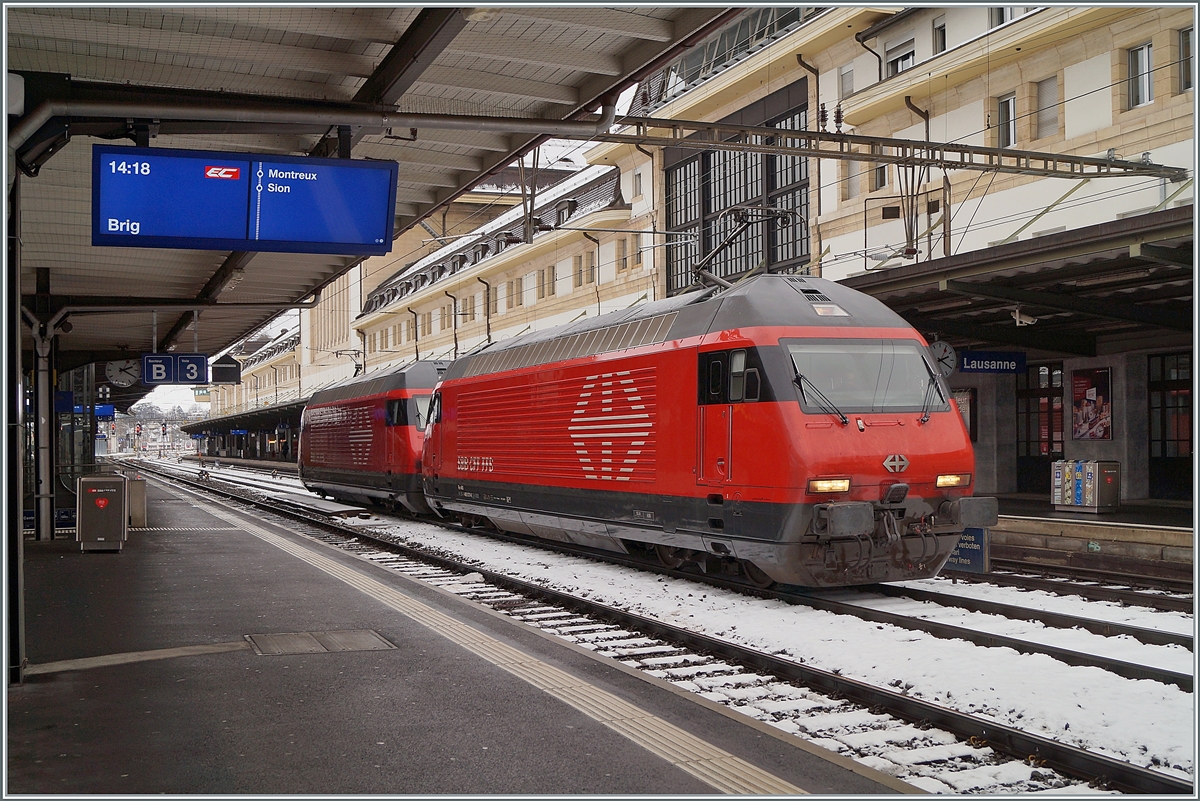In der Regel werden Lokzüge vermieden und die entsprechenden Fahrzeuge planmässigen Zügen mitgegeben. Heute unterstrichen zwei Re 460 die Ausnahme der Regel und verkehrten als Lokzug 36955 von Genève nach Brig. Das Bild zeigt die beiden Re 460 070-6 und 045-8 beim Halt in Lausanne. Zur Vollständigkeit hier noch die UIC Nummern der beiden Re 460: 91 85 4 070-6 CH-SBB und 9185 4 460 045-8 CH-SBB)

17. Januar 2021