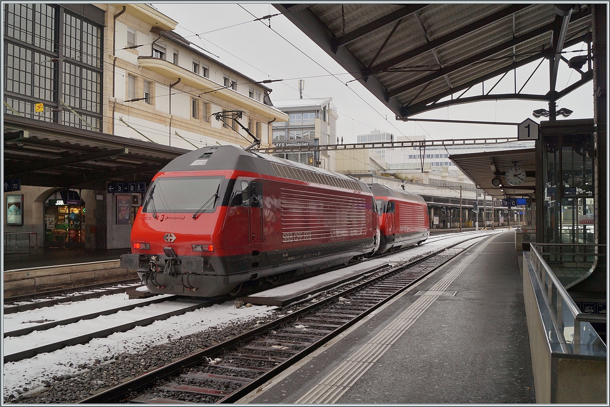 In der Regel werden Lokzüge vermieden und die entsprechenden Fahrzeuge planmässigen Zügen mitgegeben. Heute unterstrichen zwei Re 460 die Ausnahme der Regel und verkehrten als Lokzug 36955 von Genève nach Brig. Das Bild zeigt die beiden Re 460 070-6 und 045-8 beim Halt in Lausanne. Zur Vollständigkeit hier noch die UIC Nummern der beiden Re 460: 91 85 4 070-6 CH-SBB und 9185 4 460 045-8 CH-SBB).

17. Januar 2021