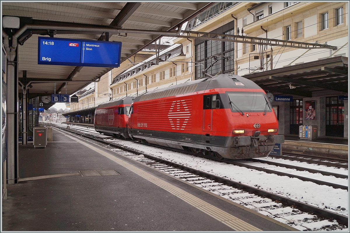 In der Regel werden Lokzüge vermieden und die entsprechenden Fahrzeuge planmässigen Zügen mitgegeben. Heute unterstrichen zwei Re 460 die Ausnahme der Regel und verkehrten als Lokzug 36955 von Genève nach Brig. Das Bild zeigt die beiden Re 460 070-6 und 045-8 beim Halt in Lausanne. Zur Vollständigkeit hier noch die UIC Nummern der beiden Re 460: 91 85 4 070-6 CH-SBB und 9185 4 460 045-8 CH-SBB).

17. Januar 2021