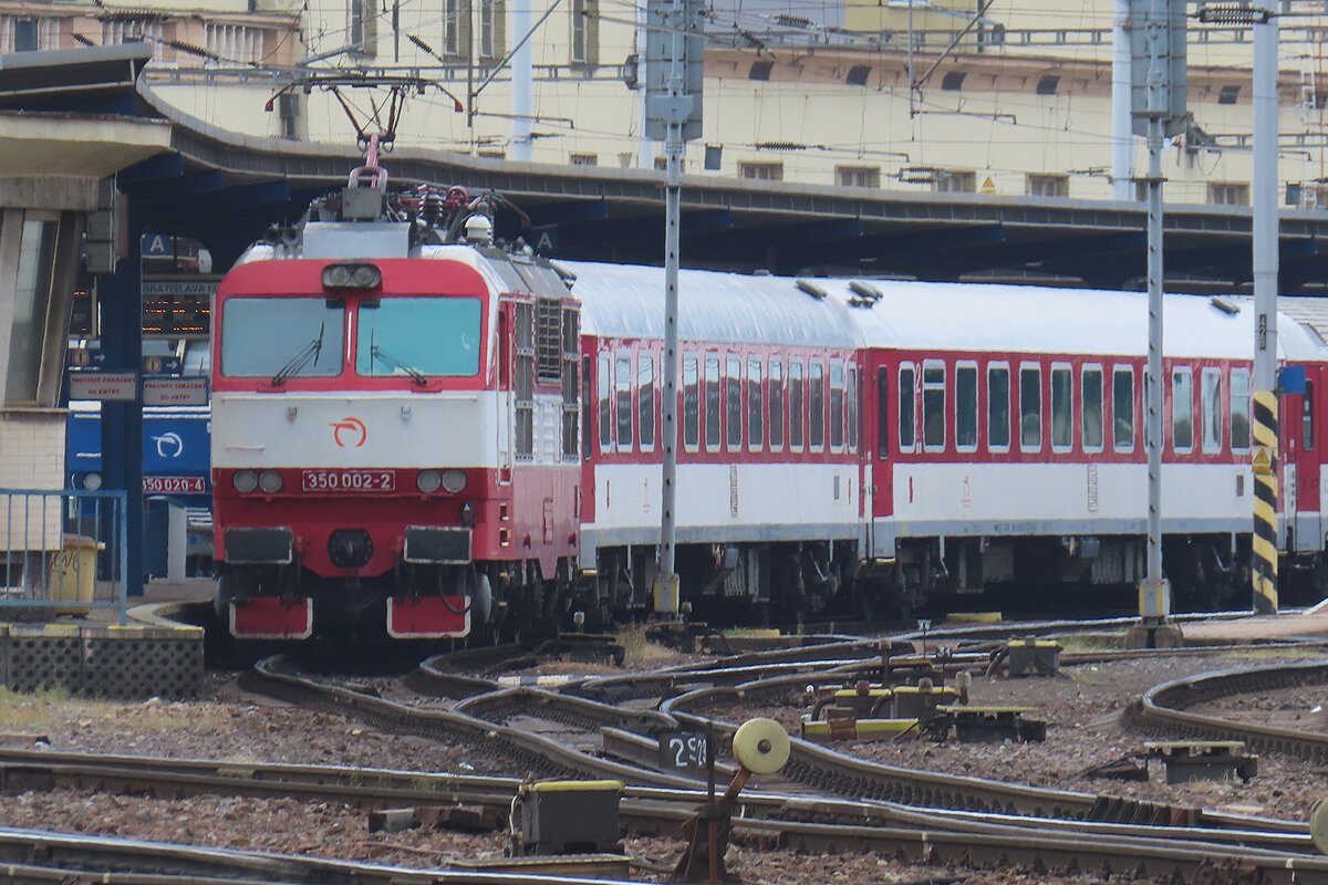 In Retrofarben: ZSSK 350 002 steht mit deren Rychlyk nach Zilina und Poprad-Tatry am 17 September 2024 abfahrtbereit in Bratislava hl.st.