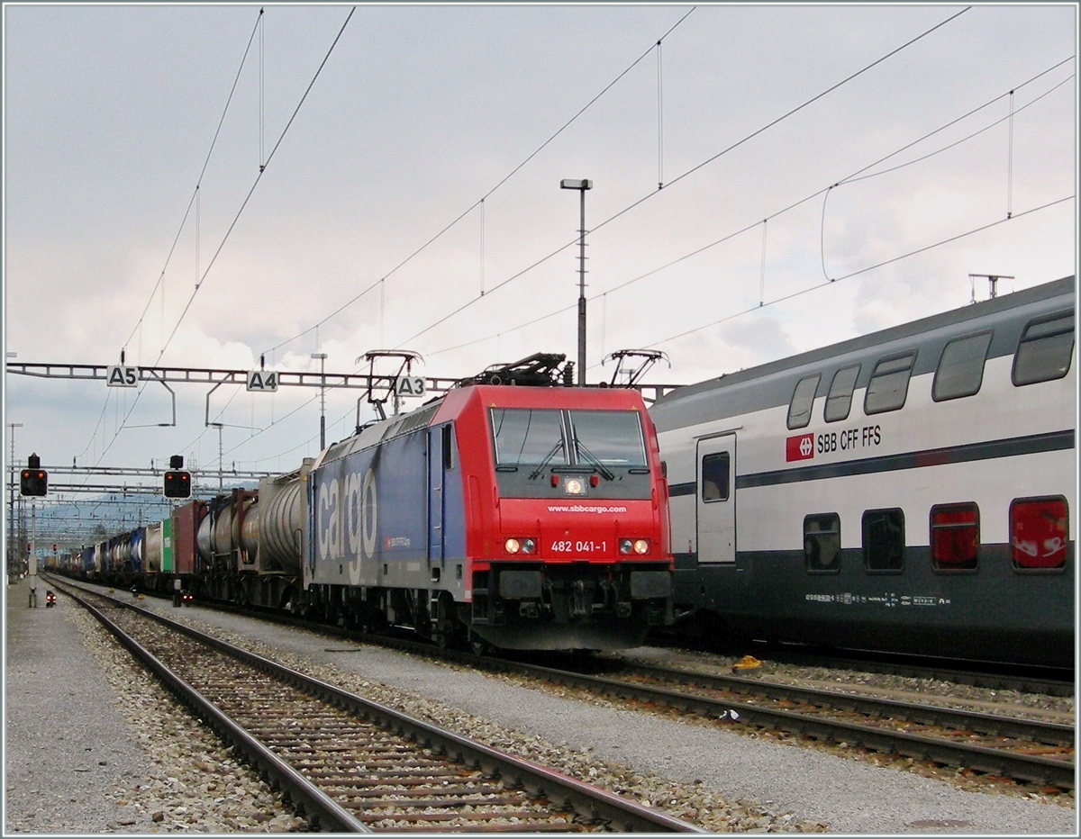 In Rotkreuz herrscht zwischen den Nord-Süd Güterzüge, den zahlreich Reisezügen Luzern -Zürich/Gotthard und weitern Lokalzügen ein recht reger Verkehr.
19. März 2008