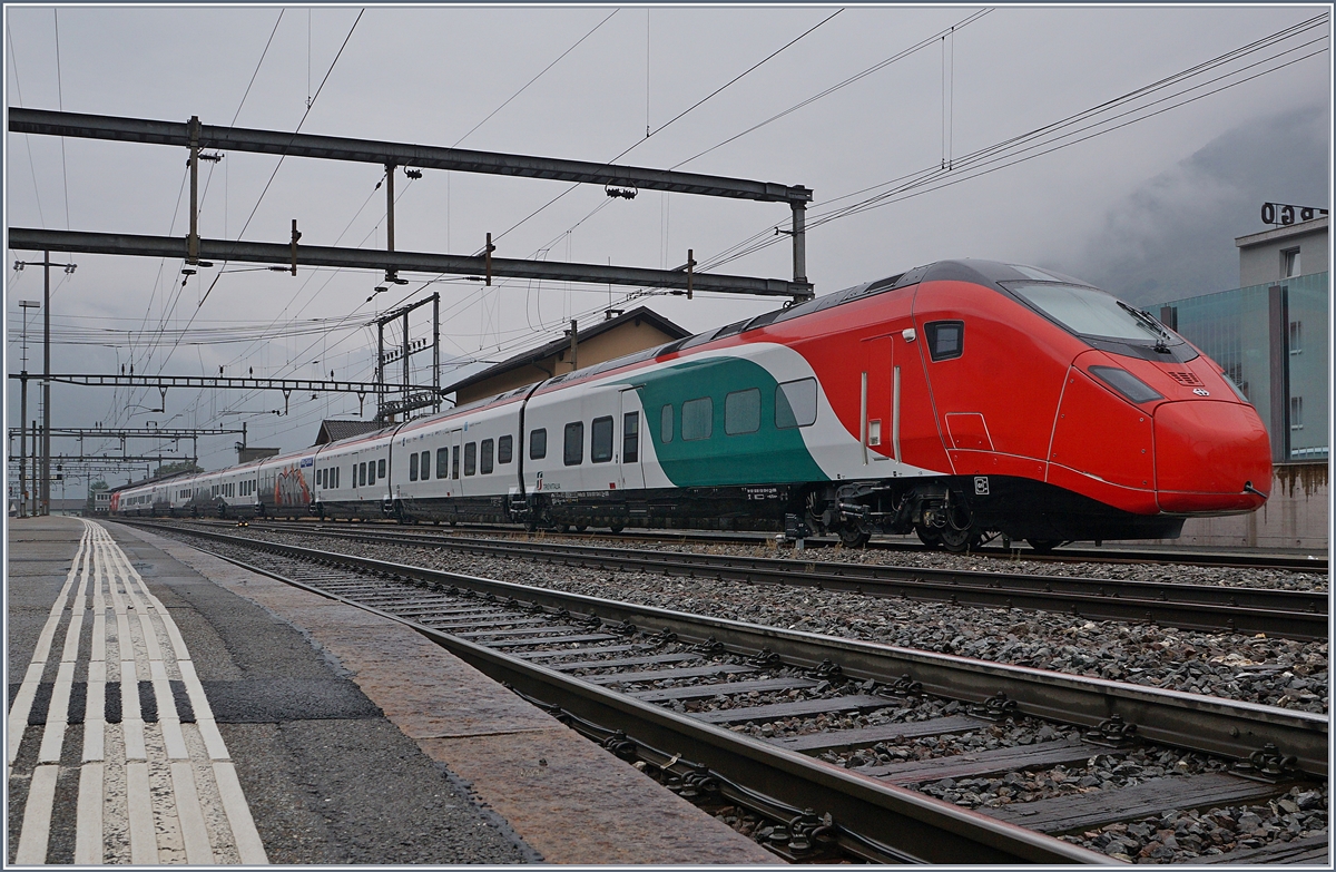 In seiner feinen und speziellen Lackierung wartet der RABe 501 004-2  Giruno  in Rivierea Bironico auf Testfahrten in Italien.

1. Okt. 2018