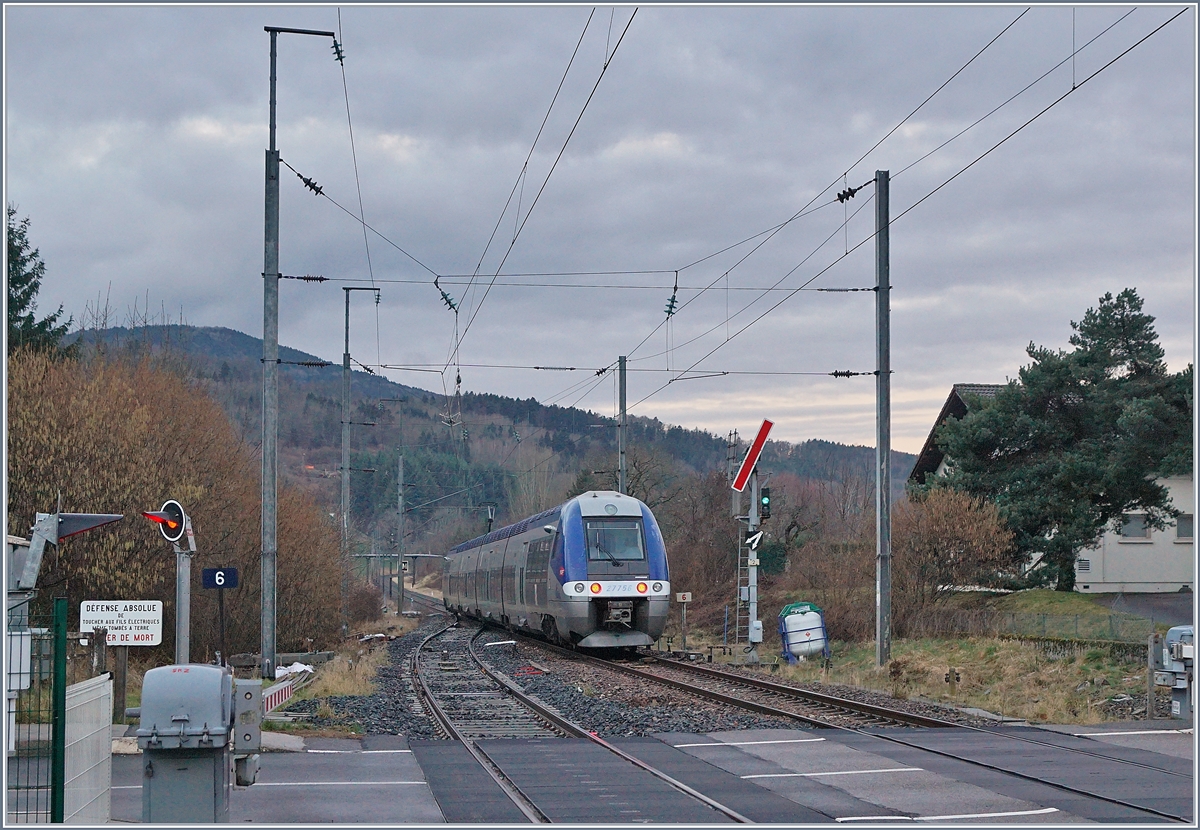 In der spten Morgendmmerung verlsst der SNCF Z 27756 als TER 884656 von St-Gervais-les-Bains-le-Fayet (ab 6:49) nach Bellegarde Ain (an 8:45) den Bahnhof von St-Pierre-en-Faucigny und passiert dabei das freie Strecke zeigende Ausfahrsignal Richtung La Roche sur Foron.

21. Februar 2020