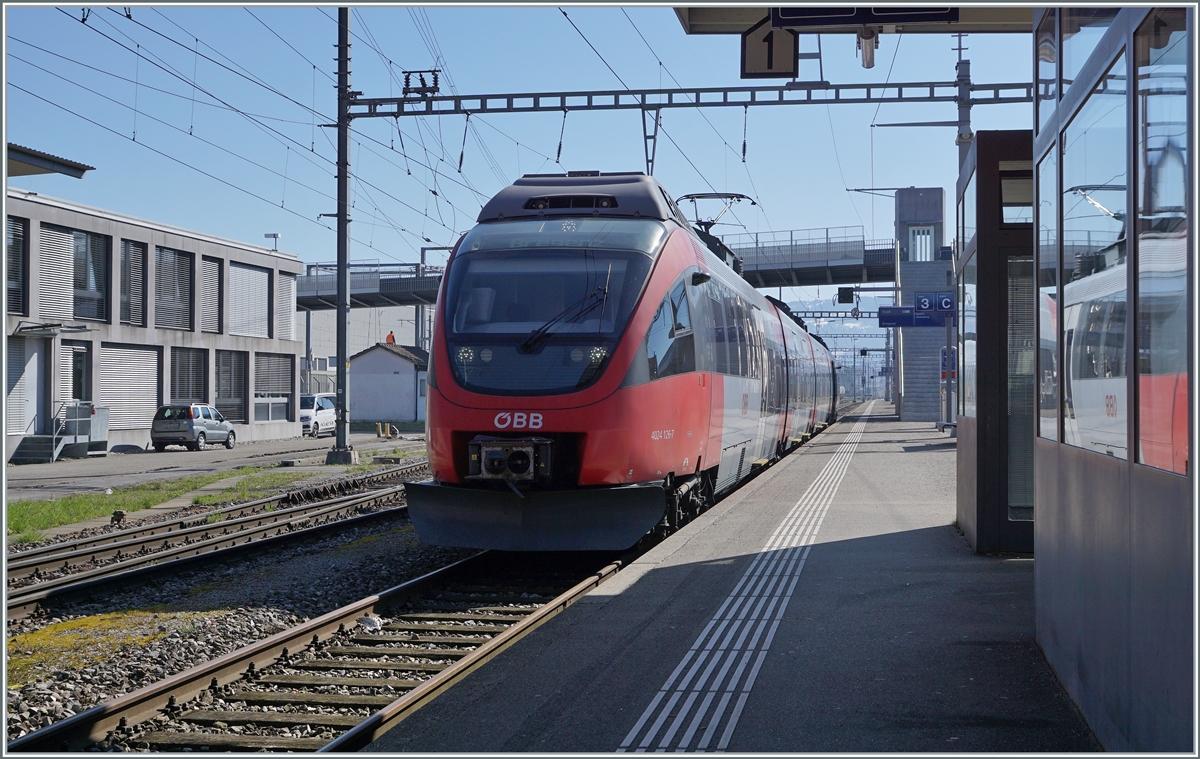 In St.Margreten wartet der ÖBB ET 4024 126-7 auf die Rückfahrt nach Bregenz. 

24. März 2021