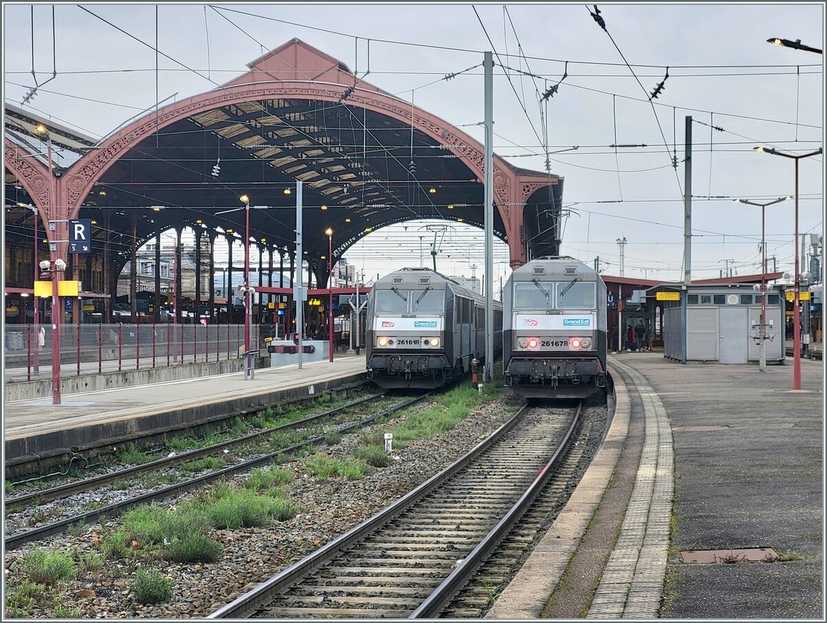 In Strasbourg warten die SNCF  GRAND EST  BB 26161 mit ihrem TER nach Paris Est und  SNCF  GRAND EST  BB 26167 mit ihrem TER 200 nach Basel SNCF auf die baldige Abfahrt.

12. März 2024