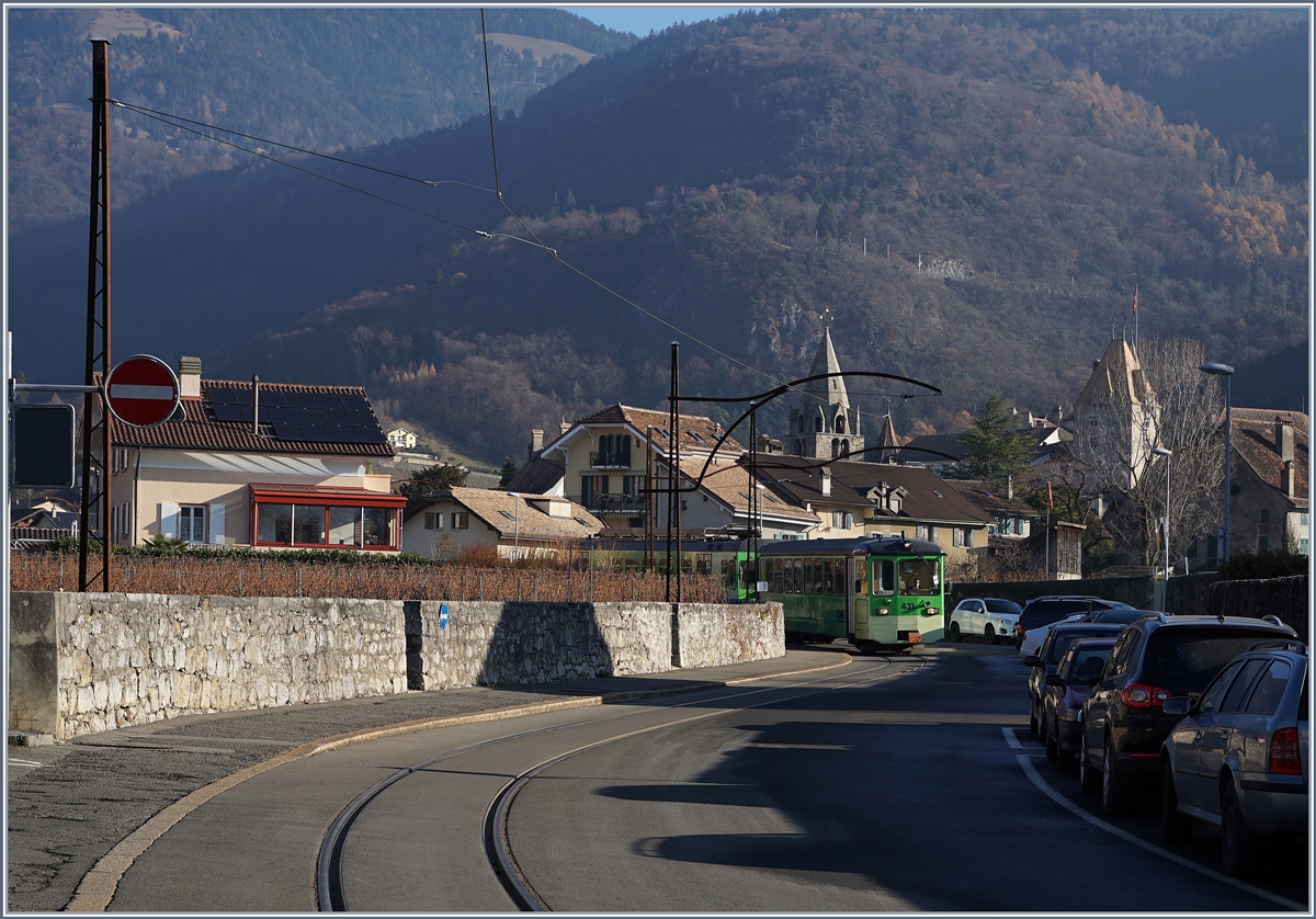 In den Strassen von Aigle...
kommt uns der ASD Regionalzug 437 entgegen und erreicht in Kürze die Haltestelle Aigle Place du Marche ASD. 
14. Dez. 2016