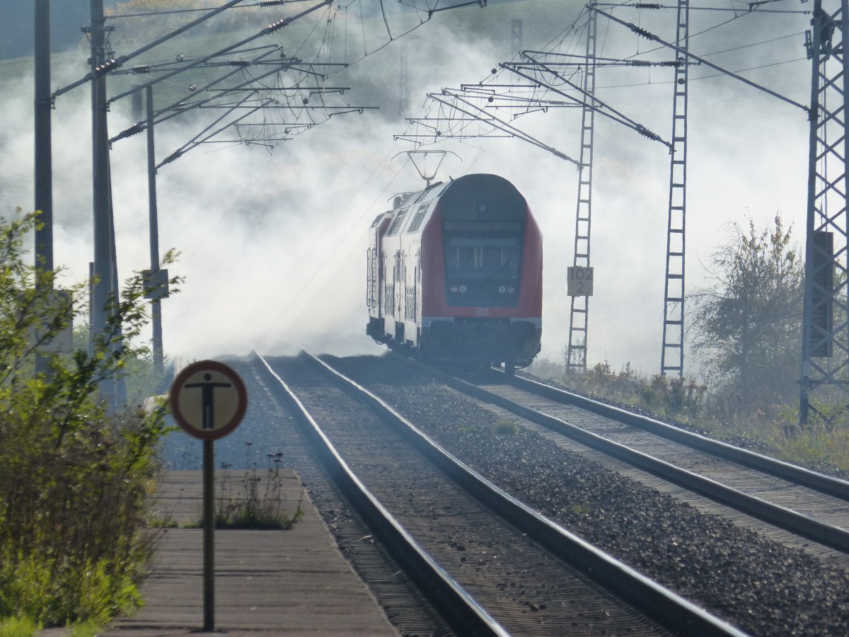 In Thringer Grten sind wieder Brenntage. Dass drfte auch diesem Lokfhrer in seiner 143er am 19.10.2013 in der Nhe von Nordhausen nicht entgangen sein