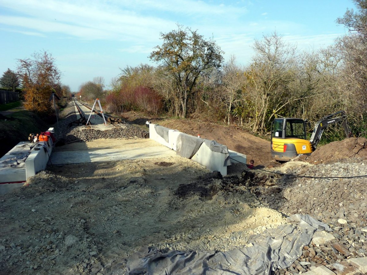 In unmittelbarer Nähe des Haltepunktes Kirchscheidungen wurde am 02.11.2011 ein neuer Durchlass gebaut. Der Minibagger sorgt für den späteren ungehinderten Abfluss des Regenwassers auf die Unstrut-Wiesen (links das Streckengleis in Richtung Karsdorf). (Foto: Klaus Pollmächer)