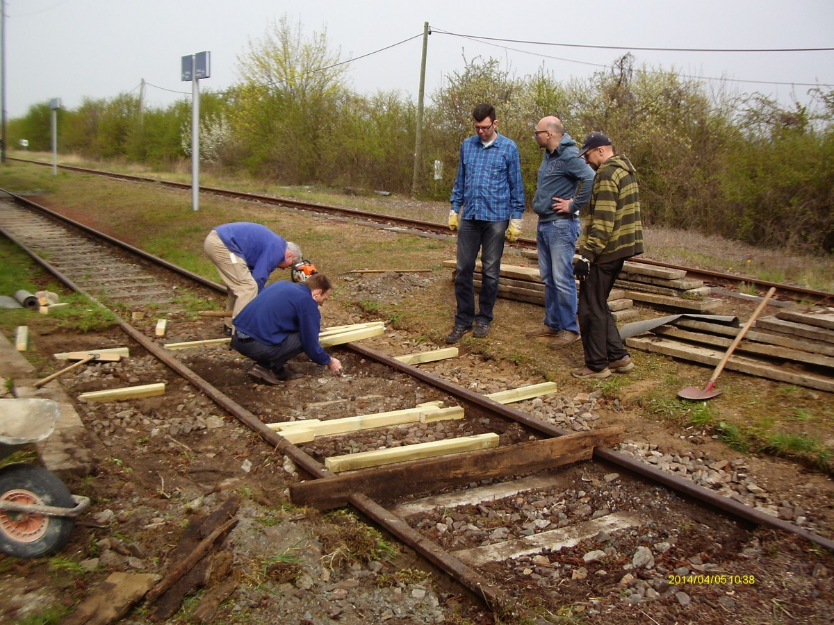 In Vorbereitung auf den Halt des 1.  Unstrut-Schrecke-Express  im Jahr 2014, am 1. Mai in Donndorf, fand am 05.04.2014 ein ehrenamtlicher Arbeitseinsatz durch Mitglieder unserer IG und Freunde der Unstrutbahn statt. Ein Gleis�bergang und die Zuwegung zu diesem �bergang wurde instandgesetzt. Der alte �bergang wurde also entfernt, neu unterf�ttert und aus den alten Betonteilen die besten rausgesucht und wieder eingebaut. Somit wurde die Sturzgefahr beim �berqueren des stillgelegten Gleises erheblich redzuziert, dass die Reisenden beim Ausstieg �berqueren m�ssen. (Fotos: Ingo Heidenreich)