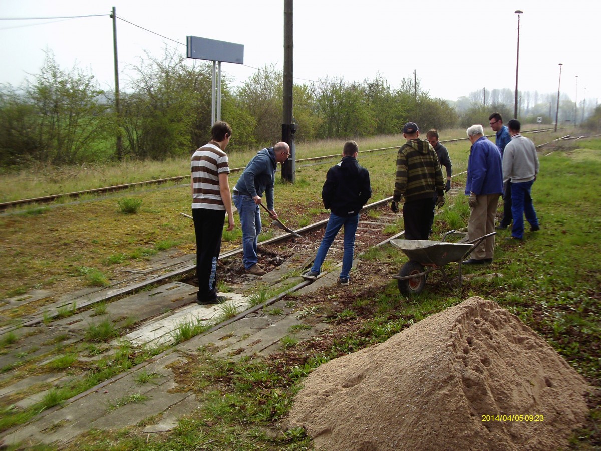In Vorbereitung auf den Halt des 1.  Unstrut-Schrecke-Express  im Jahr 2014, am 1. Mai in Donndorf, fand am 05.04.2014 ein ehrenamtlicher Arbeitseinsatz durch Mitglieder unserer IG und Freunde der Unstrutbahn statt. Ein Gleis�bergang und die Zuwegung zu diesem �bergang wurde instandgesetzt. Der alte �bergang wurde also entfernt, neu unterf�ttert und aus den alten Betonteilen die besten rausgesucht und wieder eingebaut. Somit wurde die Sturzgefahr beim �berqueren des stillgelegten Gleises erheblich redzuziert, dass die Reisenden beim Ausstieg �berqueren m�ssen. (Fotos: Ingo Heidenreich)