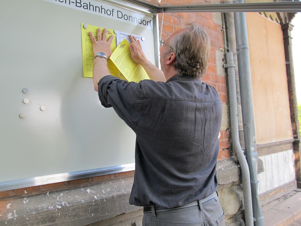 In der Vorbereitung f�r die Wiederinbetriebnahme des Verkehrshalts in Donndorf, hat die IG Unstrutbahn e.V. am 26.04.2014 Bewuchs auf dem Bahnsteig beseitigt, einen Weg�bergang �ber die Gleise erneuert, die Bahnsteigkante ausgebessert und einen Schaukasten mit den Abfahrtszeiten der Z�ge am Bahnhof angebracht. Der Schaukasten wurde durch die Kyffh�usersparkasse in Wiehe finanziell unterst�tzt. Daf�r m�chte sich der Verein hiermit recht herzlich bedanken. Demn�chst soll an der Ortskreuzung in Donndorf wieder ein Bahnhofsschild aufgestellt werden, um insbesondere Ortsfremden die Zufahrt zum Bahnhof zu zeigen.