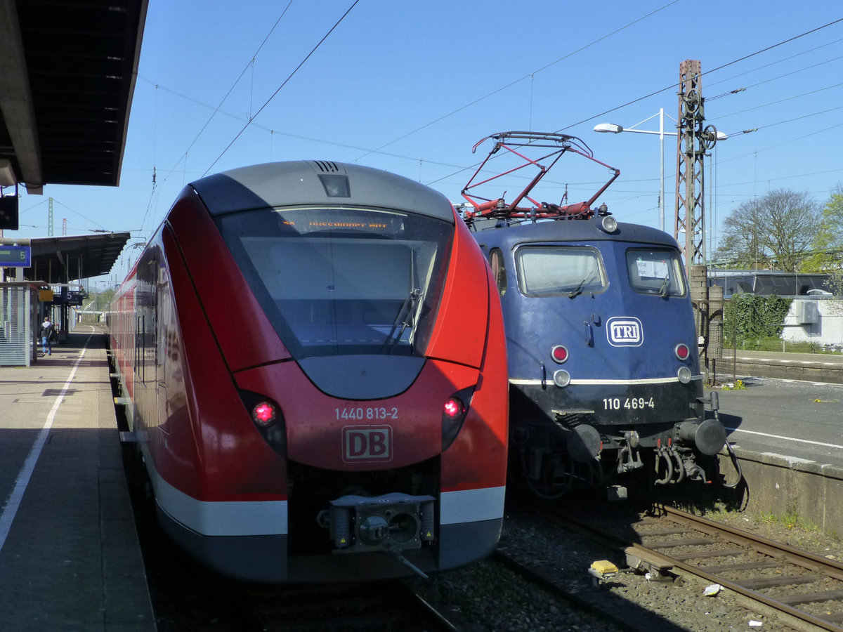 In W-Oberbarmen kann man häufiger diese Kombination nebeneinander sehen: S8 (1440 313 hinten) wartet auf Gleis 5 auf Fahrgäste Richtung Düsseldorf, daneben RB48 (geschoben von 110 469) Richtung Köln. 18.4.2019.