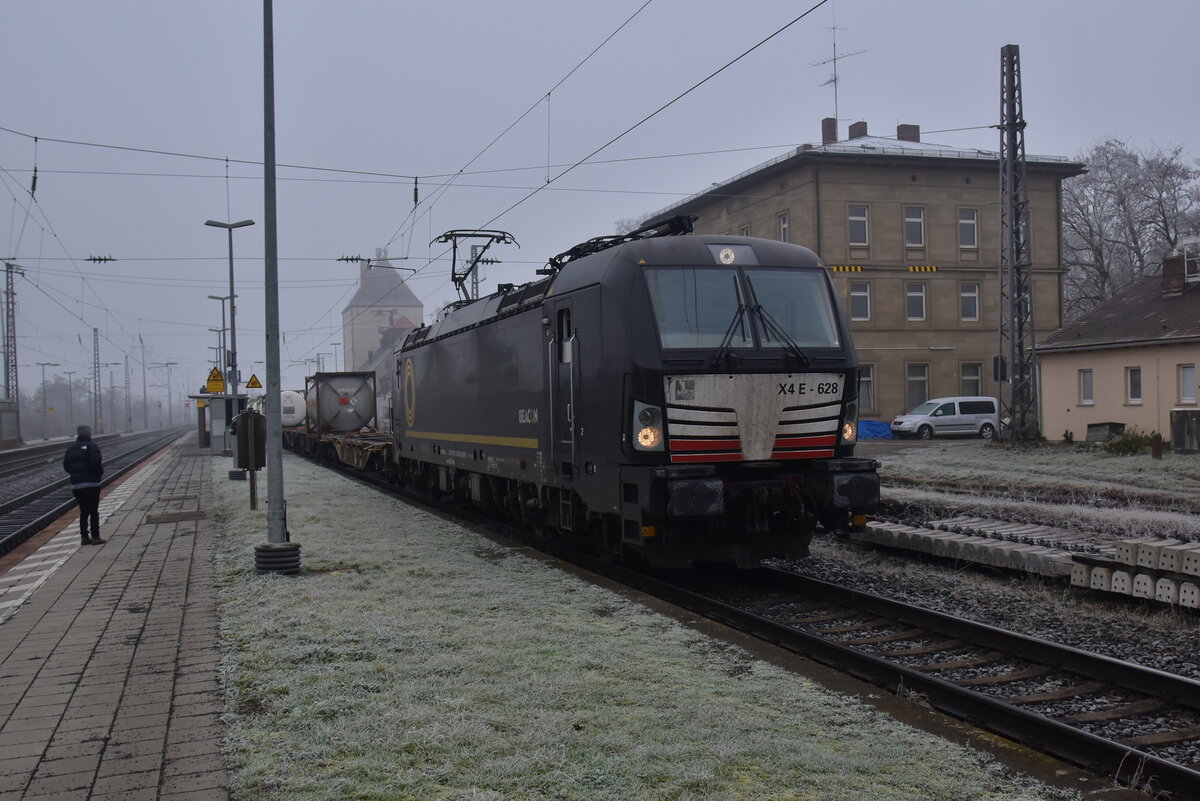 In Waigolshausen mündet die Werntalbahn in die Strecke Würzburg-Schweinfurt,  hier kommt die BEACON 193 826 mit einem Klv durchgefahren gen Schweinfurt. 28.12.24 