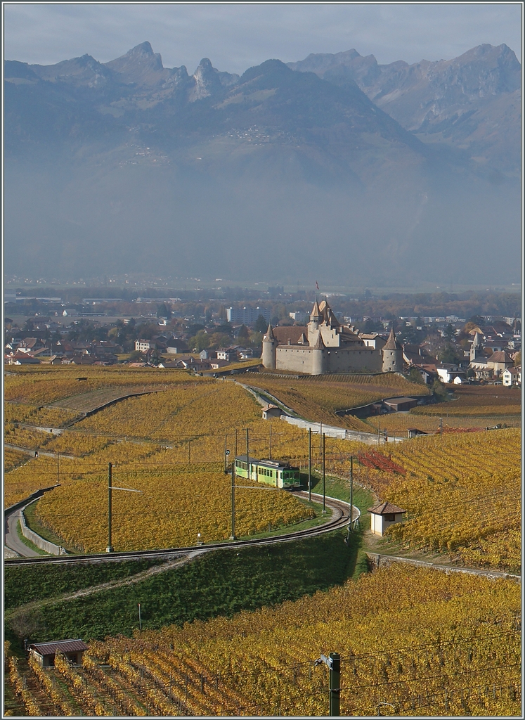 In weiten Kurven gewinnt die ASD Strecke in den Weinbergen bei Aigle an Höhe, bzw. lässt den ASD Regionalzug sachte ins Tal fahren. 
4. Nov. 2015