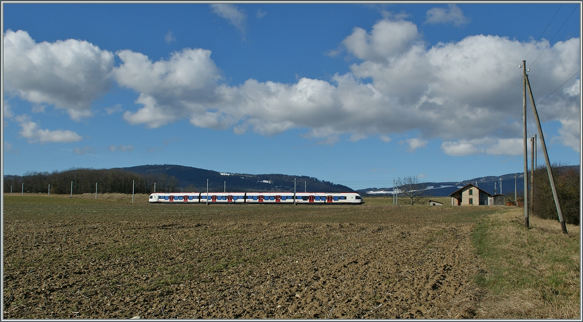 In weiten Kurven schlängelt sich die Strecke bei Arnex durch die sanften Jurafusshöhenzüge Arnex Richtung Vallorbe.
12. Feb. 2014 
