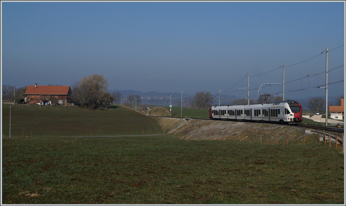 In weiten Kurven windet sich das Trasse der Strecken von Romont nach Vuisternens-devant- Romont, um die gut achzig Höhenmeter zu überwinden. Ein TPF RABe 527 hat die Steigung fast geschafft und erreicht in Kürze den Bahnhof Vuisternas-devant-Romont, welcher jedoch wie alle Station zwischen Romont und Bulle nur noch dienstlichen Zwecken dienen.

1. März 2021 