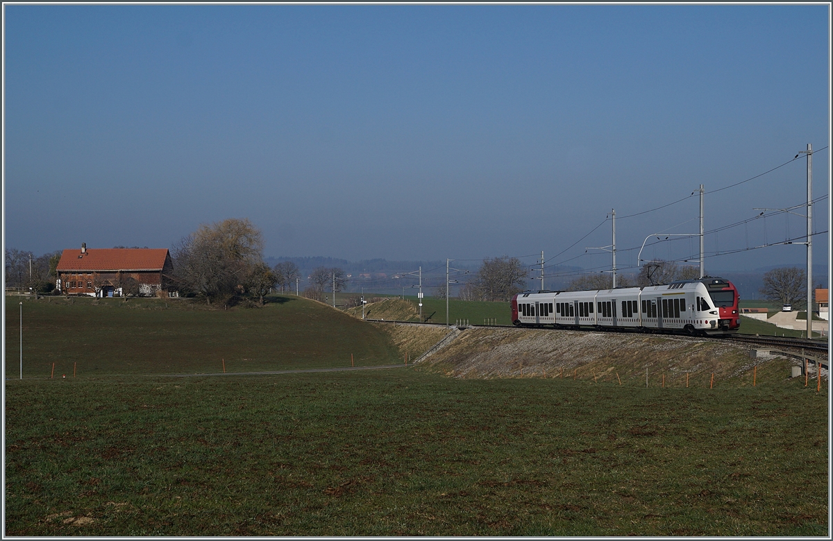 In weiten Kurven windet sich das Trasse der Strecken von Romont nach Vuisternens-devant- Romont, um die gut achzig Höhenmeter zu überwinden. Ein TPF RABe 527 hat in der Dienststation Vuisternas-devant-Romont seinen Gegenzug gekreuzt und fährt nun nach Romont hinunter. 

1. März 2021