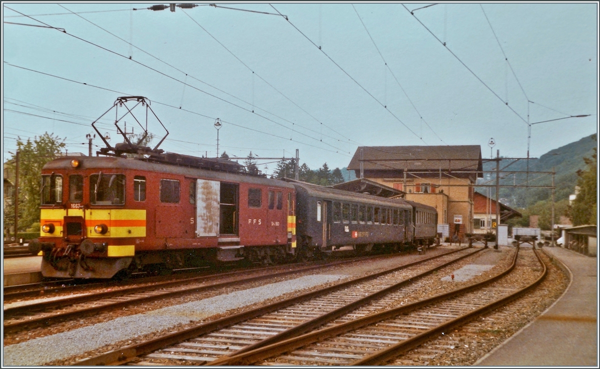 In Wildegg wartet der SBB De 4/4 1663 mit dem Regionalzug 6735 auf die Rückfahrt Richtung Lenzburg. Das Bild entstand am 26. Mai 1984. Wenige Tage später, am 2. Juni 1984, wurde der Verkehr auf dem Seetalbahn Strecken-Abschnitt Wildegg - Niederlenz - Lenzburg Stadt - Spitzkehre Lenzburg eingestellt.

26.05.1984