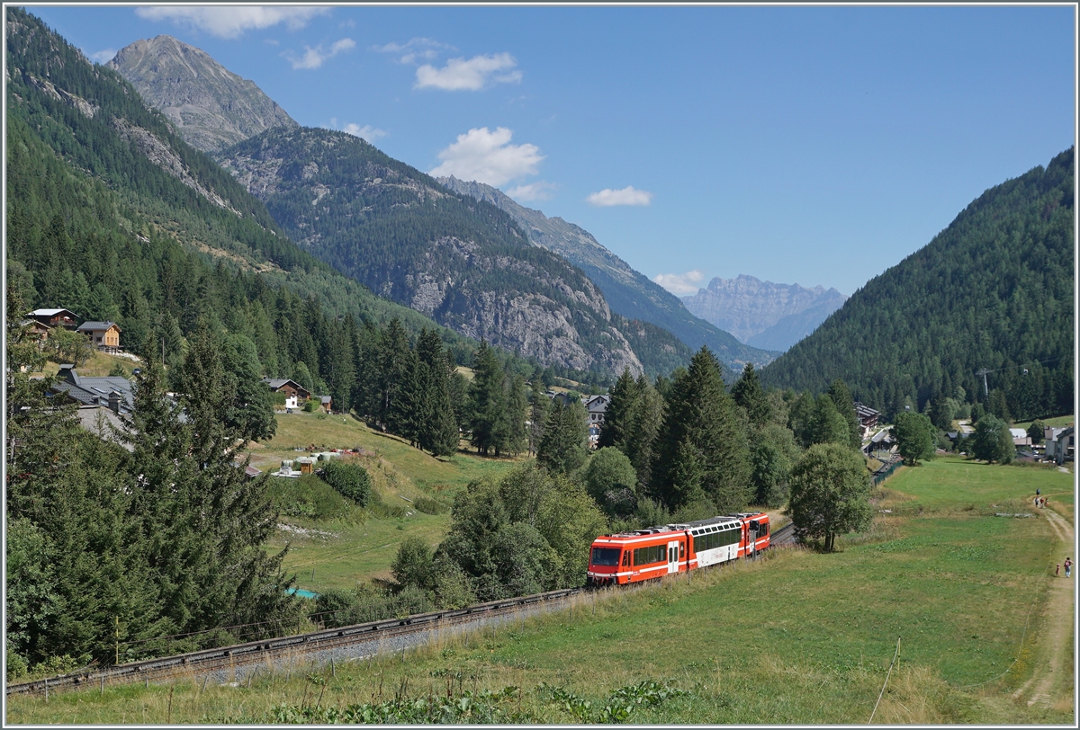 In der Winter- und Sommersaison bietet die SNCF zumindest auf Teilabschnitten der Strecke St Gervais-Chamonix-Le Châtelard einen Halbstundentakt: Ein SNCF Z 850 hat gerade Vallorcine verlassen und ist auf dem Weg in Richtung Chamonix. 

1. August 2022