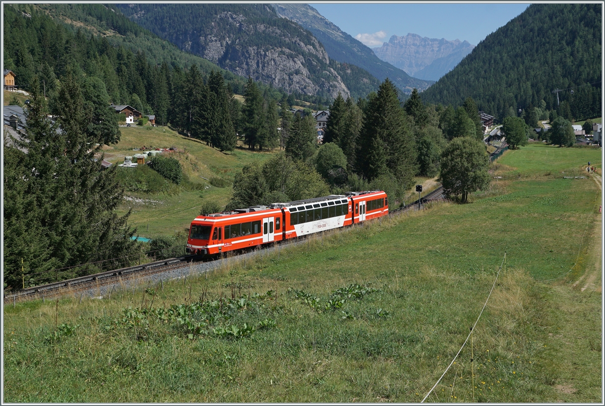 In der Winter- und Sommersaison bietet die SNCF zumindest auf Teilabschnitten der Strecke St Gervais-Chamonix-Le Châtelard einen Halbstundentakt: Ein SNCF Z 850 hat gerade Vallorcine verlassen und ist auf dem Weg in Richtung Chamonix. 

1. August 2022