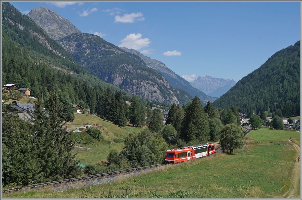 In der Winter- und Sommersaison bietet die SNCF zumindest auf Teilabschnitten der Strecke St Gervais-Chamonix-Le Châtelard einen Halbstundentakt: Ein SNCF Z 850 hat gerade Vallorcine verlassen und ist auf dem Weg in Richtung Chamonix.

1. August 2022