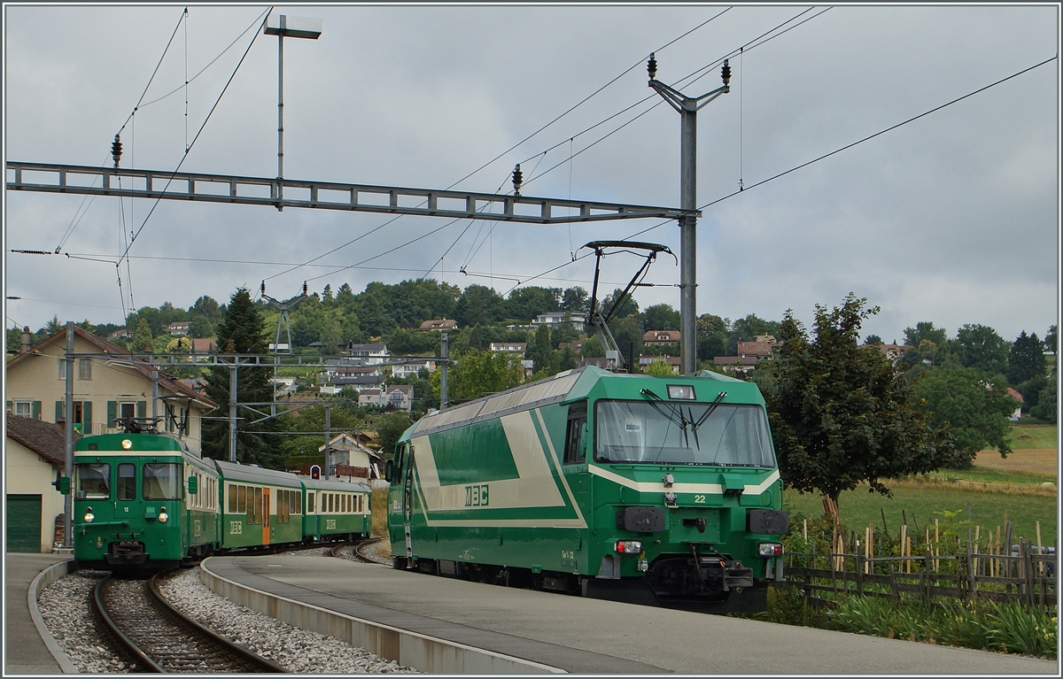 In Yens wartet die BMB Ge 4/4 22 die Kreuzung mit dem Gegenzug ab.
3. Juli 2014