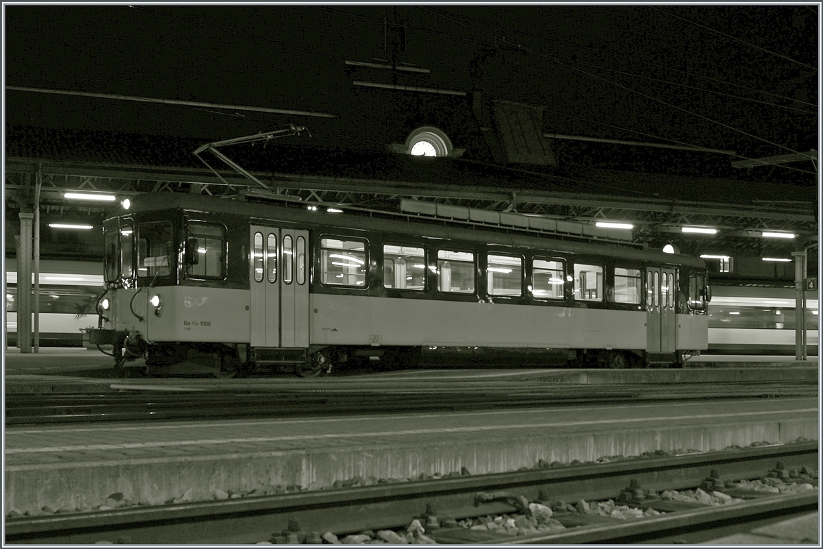 Infolge einer Fahrleitungsstörung zwischen Blonay und Vevey kam ich auf Idee, meine Fahrt zur Arbeit in Fontanivent anzutreten und kam dann zum meiner Überraschung in den Genuss einer Fahrt mit dem ex  Bipperlisi  Be 4/4 1006. Leider reichte die Umsteigezeit nur knapp um ein Bild des Be 4/4 1006 in Montreux zu machen: Der Triebwagen steht in Monteux auf Gleis 4 und wird als Regionalzug 2304 um 6:49 nach Chernex fahren. 

19. Nov. 2020