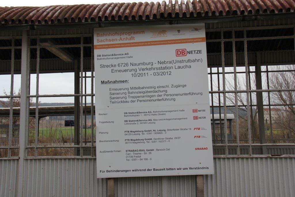 Infoschild f�r die Bauma�nahmen am Lauchaer Bahnhof, angebracht am Eingang zur Unterf�hrung neben dem Bahnhofsgeb�ude am 08.12.2013. (Foto: Wolfgang Krolop)