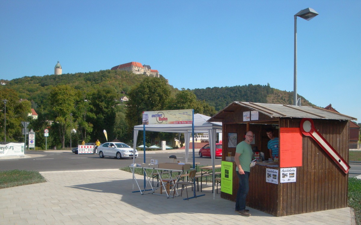 Infostand der IG Unstrutbahn e.V. w�hrend dem 80. Winzerfest, am 07.09.2013 am Haltepunkt in Freyburg. (Foto: G�nther G�bel)