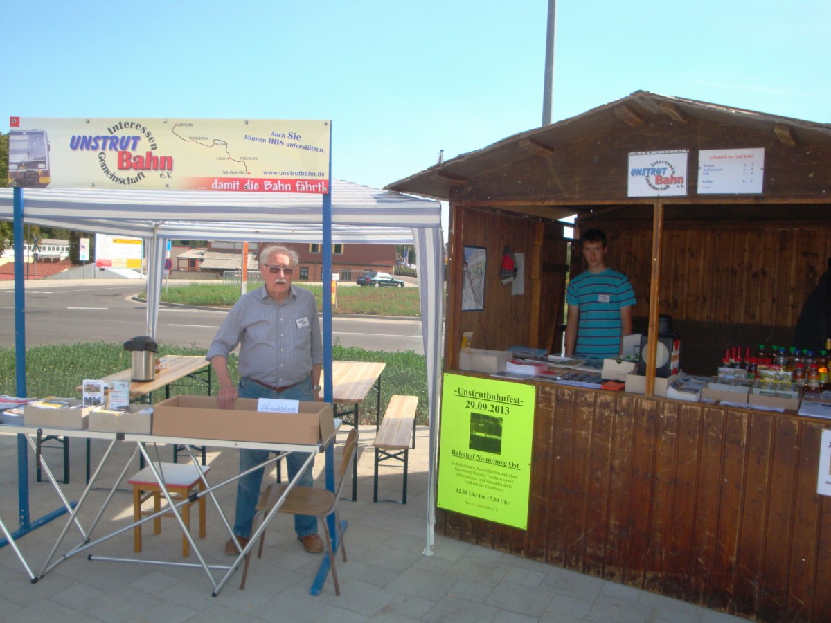 Infostand der IG Unstrutbahn e.V. w�hrend dem 80. Winzerfest, am 07.09.2013 am Haltepunkt in Freyburg. (Foto: G�nther G�bel)