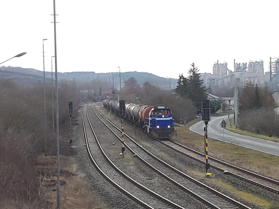 InfraLeuna 206 brachte am 19.02.2019 leere Kesselwagen zur Abstellung nach Vitzenburg und passiert auf dem Foto den Bahnhof Karsdorf. (Foto: Jens Hermann)