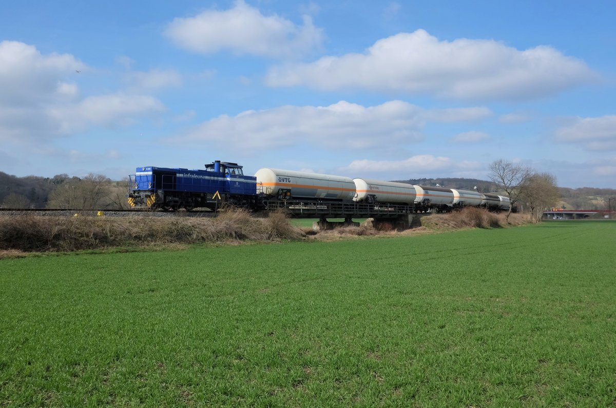 InfraLeuna 207 mit einem Kesselwagenzug aus Karsdorf, am 14.03.2017 bei Roßbach. (Foto: Heiko Kern)