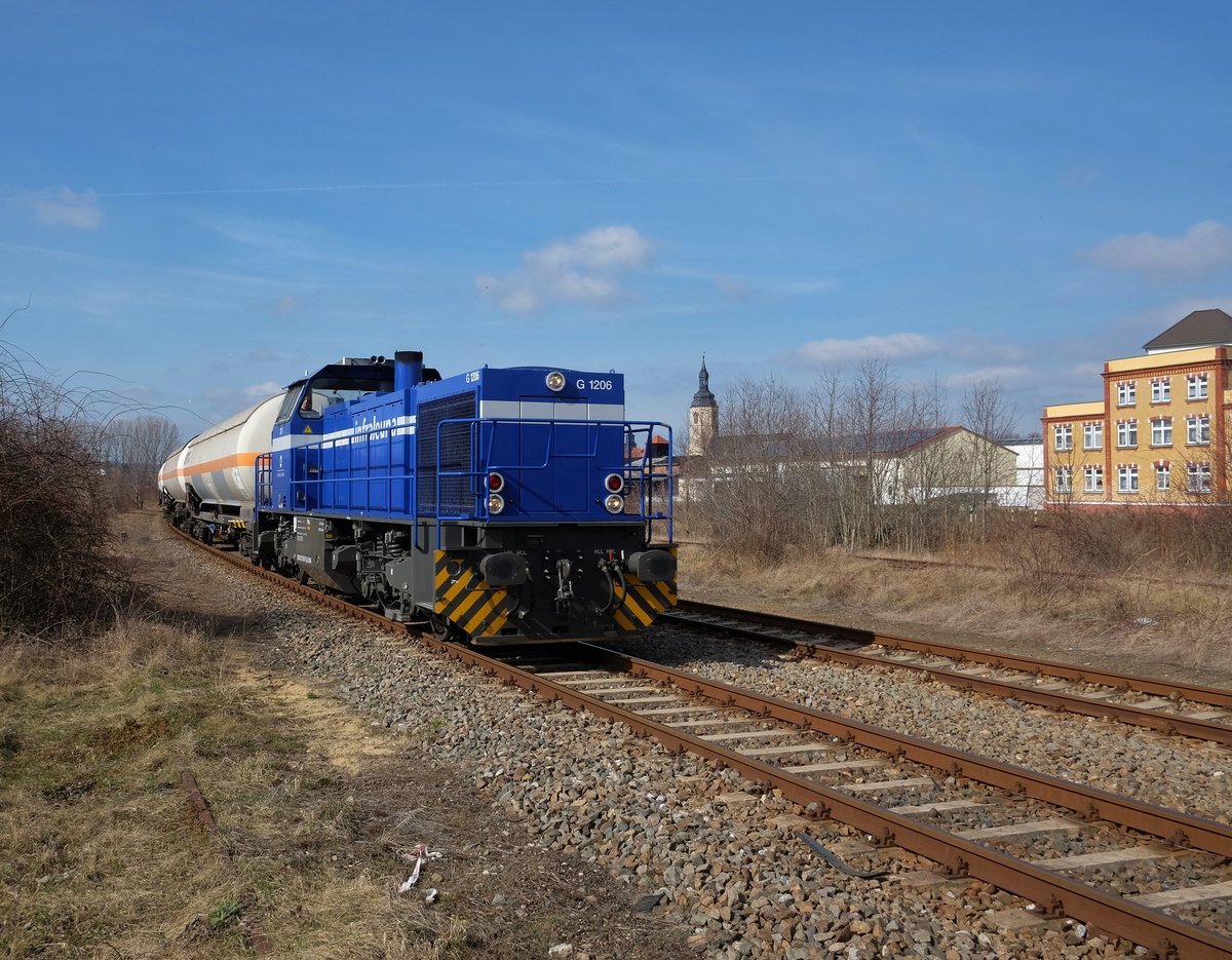 InfraLeuna 207 mit einem Kesselwagenzug Richtung Naumburg Hbf, am 14.03.2017 in Laucha. (Foto: Heiko Kern)
