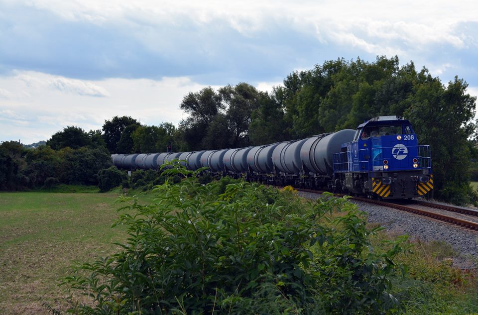 InfraLeuna 208 mit einem Kesselwagenzug nach Karsdorf, am 23.08.2014 bei Ro�bach. (Foto: Wolfgang Gerstner)
