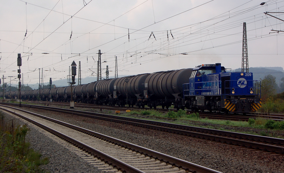 InfraLeuna 209 mit 30 Kesselwagen von Karsdorf nach Großkorbetha, am 15.09.2014 bei der Ausfahrt in Naumburg Hbf. (Foto: dampflok015)