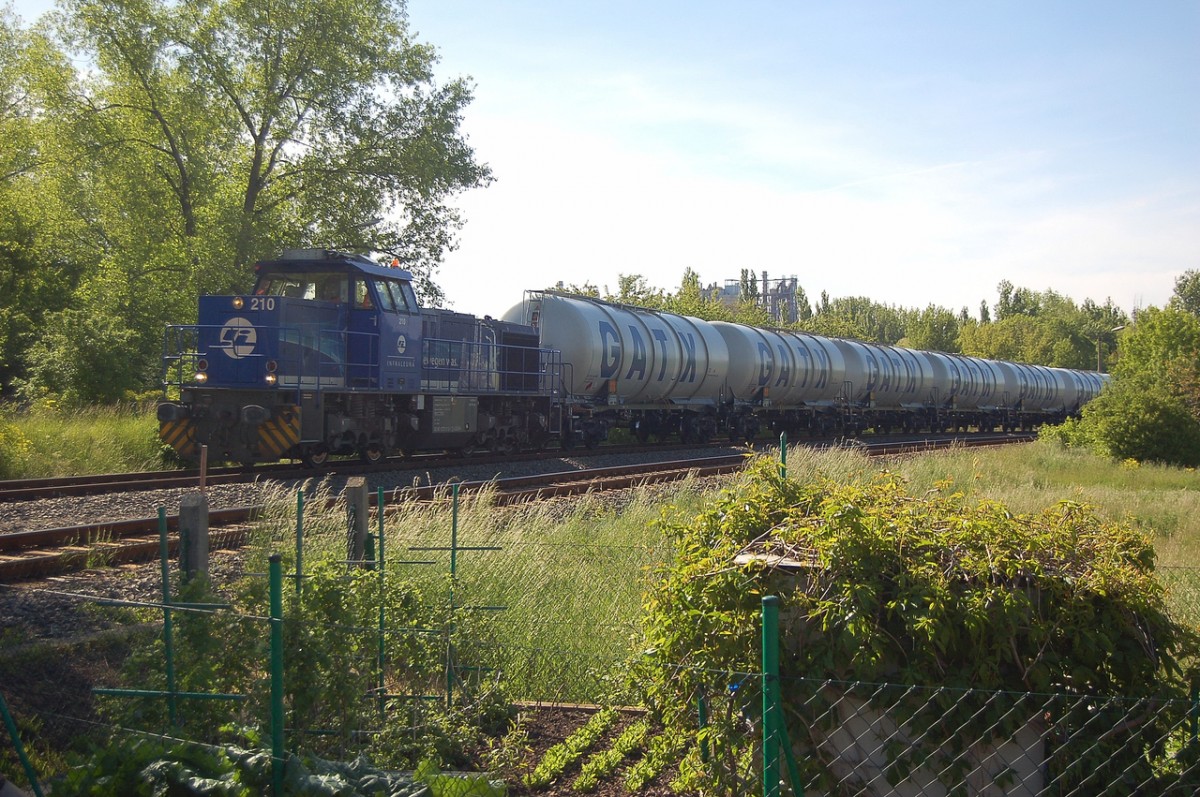 InfraLeuna 210 am 16.05.2014 mit leeren GATX Kesselwagen aus Gro�korbetha in Karsdorf. Die Wagen werden bis zum weiteren Bedarf in Karsdorf bei der EBS abgestellt. (Foto: dampflok015)