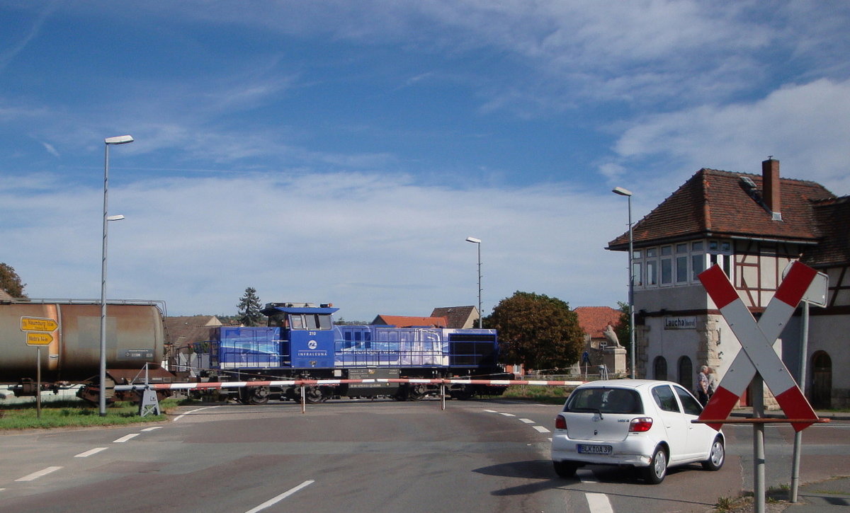 InfraLeuna 210 mit Kesselwagen Richtung Naumburg, am 29.09.2016 am Stellwerk Lw in Laucha. (Foto: Günther Göbel)