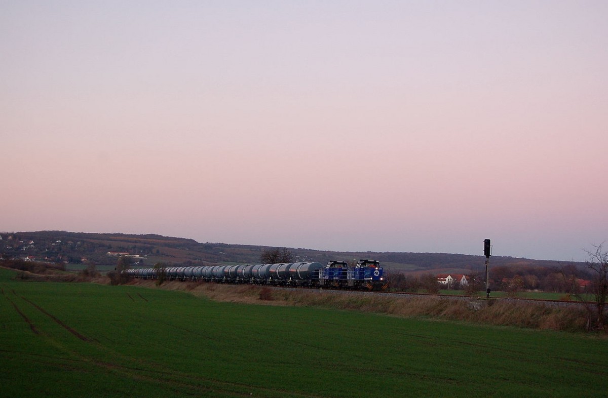InfraLeuna 211 + 210 mit leeren Kesselwagen von Karsdorf nach Gro�korbetha, am 25.11.2013 bei Kleinjena. (Foto: dampflok015)