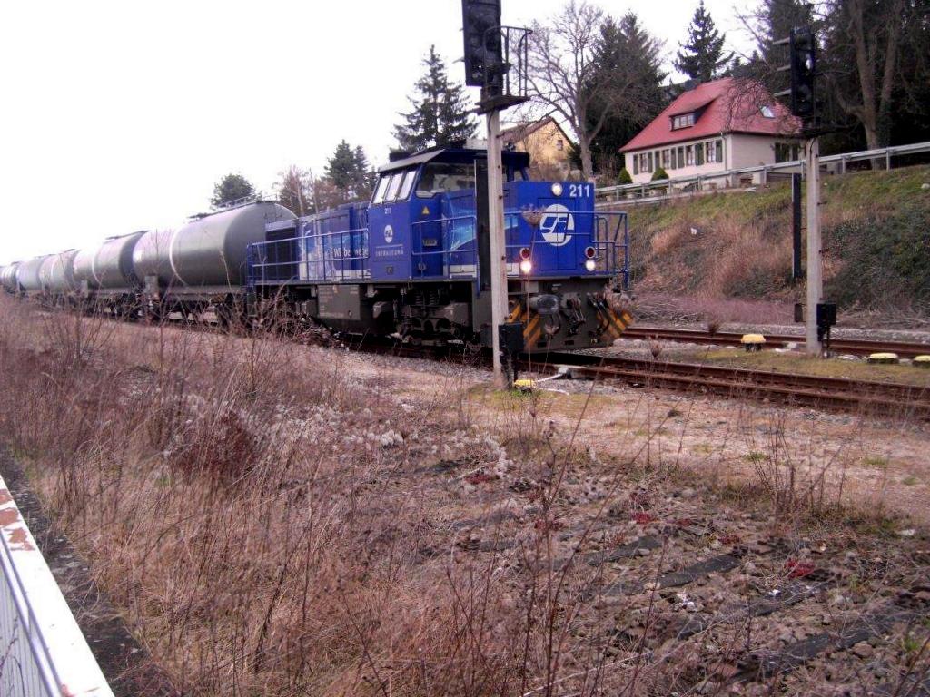 InfraLeuna 211 mit leeren Kesselwagen nach Karsdorf, am 28.02.2014 in Freyburg Bbf. (Foto: Dieter Bauer)