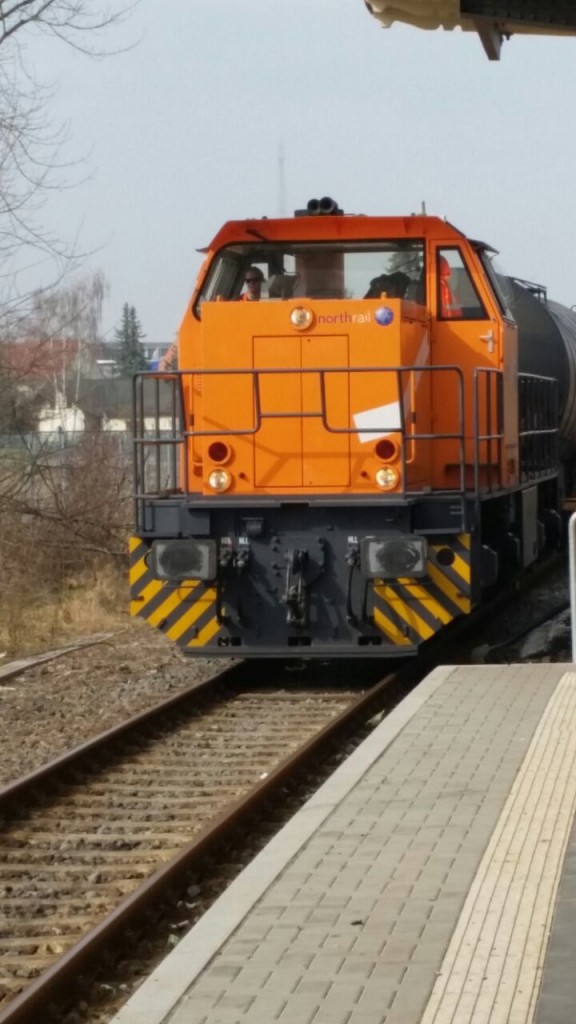 InfraLeuna 213 (92 80 1275 105-5 D-NRAIL) mit Kesselwagen aus Karsdorf, am 10.03.2015 bei der Durchfahrt in Laucha. (Foto: K. Thomas)