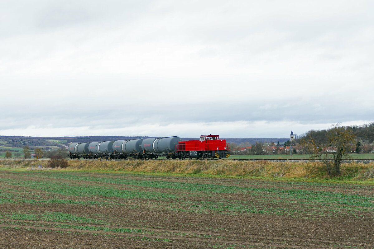 InfraLeuna 214 (275 110) mit Kesselwagen Richtung Naumburg, am 01.12.2021 bei Kleinjena. (Foto: Wolfgang Krolop)