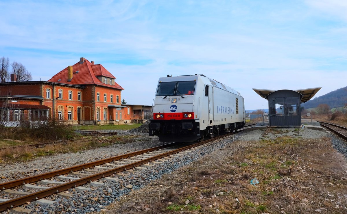InfraLeuna 285 103-8 als Tfzf nach Karsdorf, am 09.03.2017 in Laucha. (Foto: Heiko Kern)