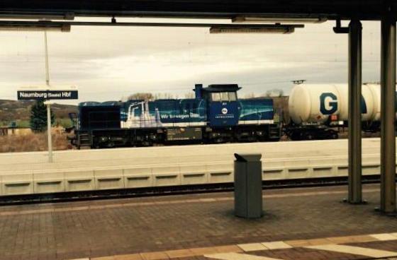 InfraLeuna 2xx war am 16.01.2015 nach Karsdorf unterwegs, um Kesslewagen in die Abstellung zu bringen. Wolfgang Krolop fotografierte sie in Naumburg Hbf.