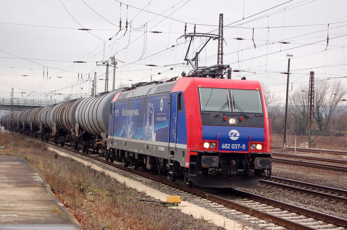 InfraLeuna 482 037-9 mit Kesselwagen Richtung Lei�ling, am 13.01.2014 in Naumburg Hbf. (Foto: dampflok015)
