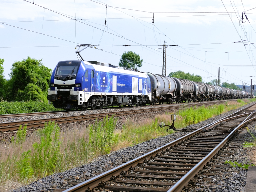 InfraLeuna mit moderner Technik am Zug. Die 2159 232 bespannte am 24.06.2022 in Naumburg (S) Hbf den Kesselwagenzug von Gro�korbetha nach Emleben.