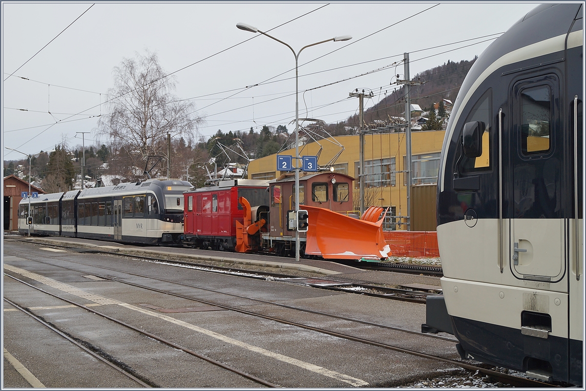 Inmitten moderner MVR SURF ABeh 2/6 steht in Blonay die CEV HGe 2/2 N° 1 mit der Xrot 91 und wartet nach der Schneepflugfahrt auf den Les Pléiades und zurück auf ein freies Gleis für die Fahrt in Dépôt. 

27.Febraur 2020
