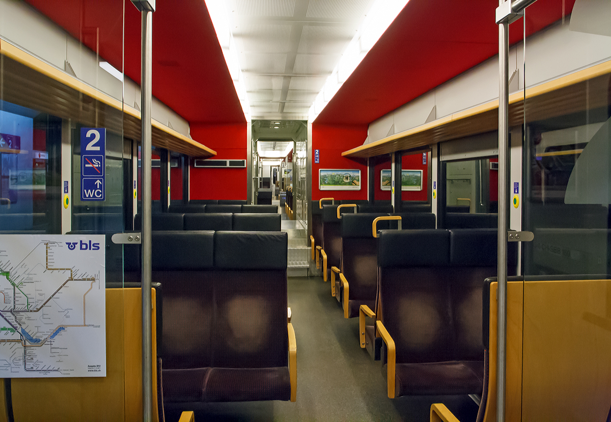 
Innenraum von dem  Stadler GTW 2/8 - RABe 526 285 der BLS AG, ex Regionalverkehr Mittelland - RM (seit 2013 nun SBB) am 29.09.2012 im Bahnhof Luzern.