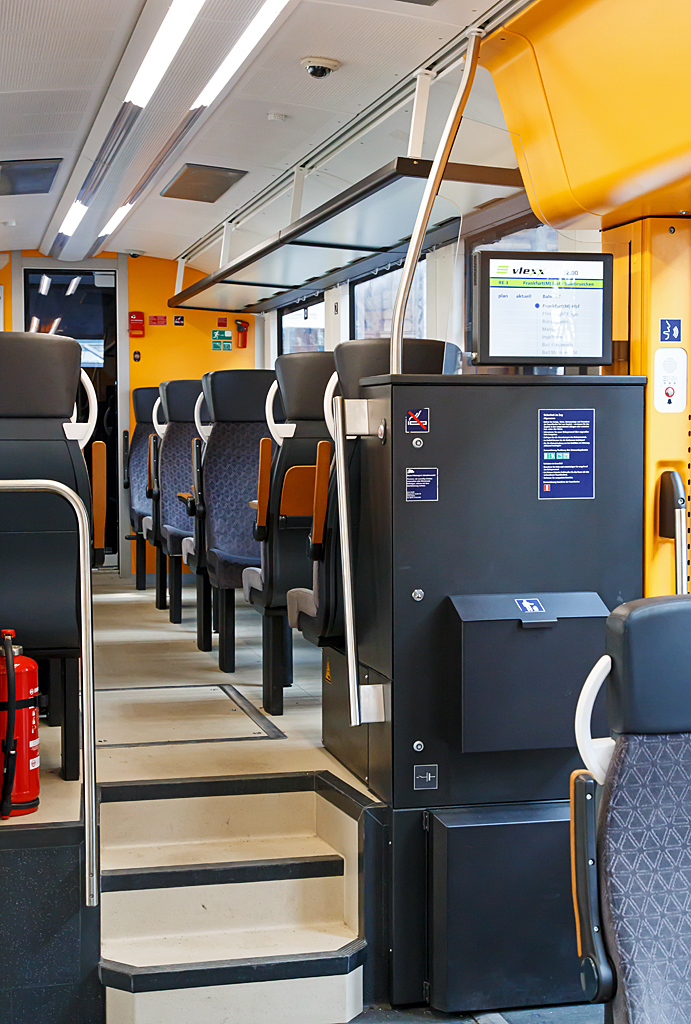 Innenraum von einem ALSTOM Coradia LINT 81 der vlexx (Vier-Lnder-Express), hier am 28.02.2015 im Hbf Frankfurt am Main.