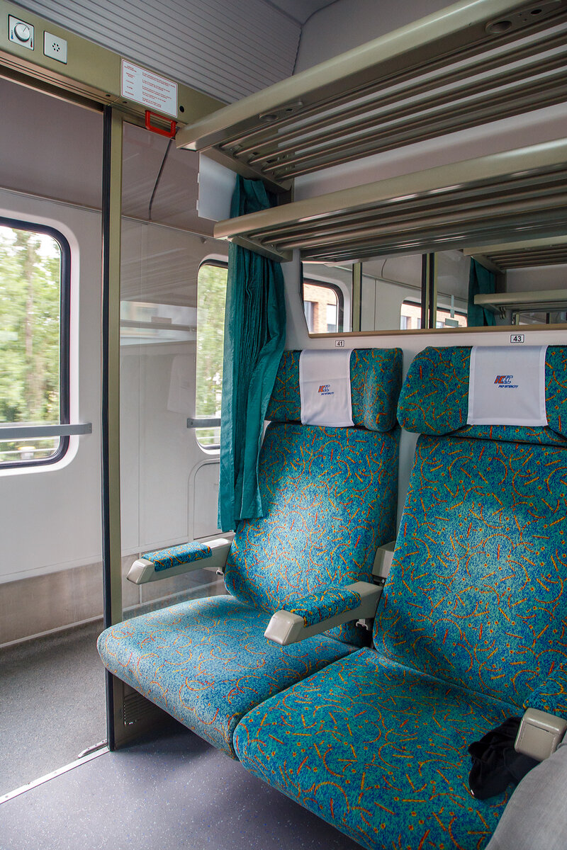 Innenraum/6er Abteil des 2. Klasse klimatisierte Abteilwagen (Reisezugwagen) PL-PLKIC 61 51 21-90 032-3 der Gattung B11mnouz (Typ Z1B / Bdmnu) der PKP Intercity, eingereiht als Wagen 268 in den „Berlin-Warszawa-Express“ EC 45 (DB) / EIC 71004 (PKPIC), am 24. Juni 2017 im Hbf Berlin.